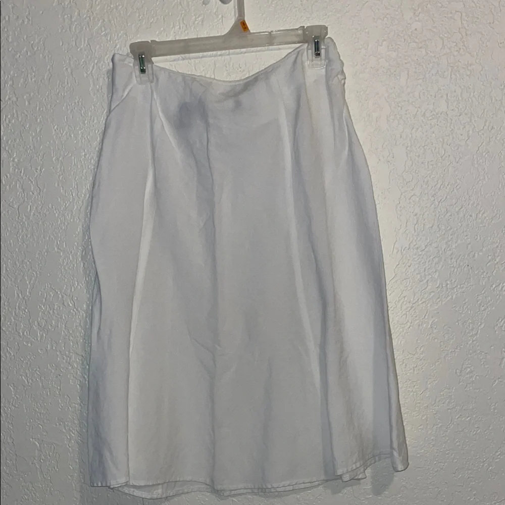 Elegant White Skirt with Silver Buckle - Picture 3 of 5